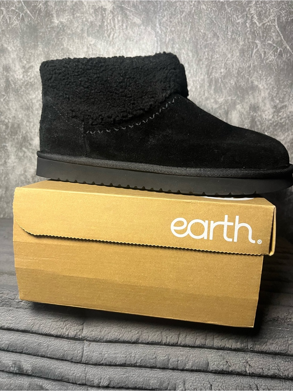 Earth Black Sherpa Ankle Boot Sz 8